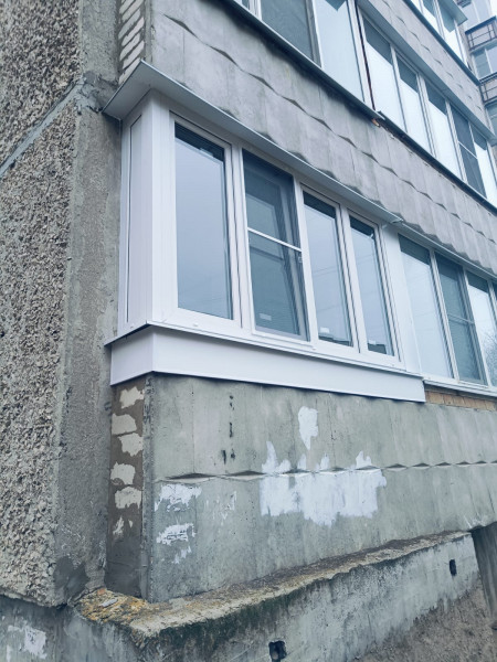 теплое остекление балкона и закрытие пространства под рамой металлической накладкой